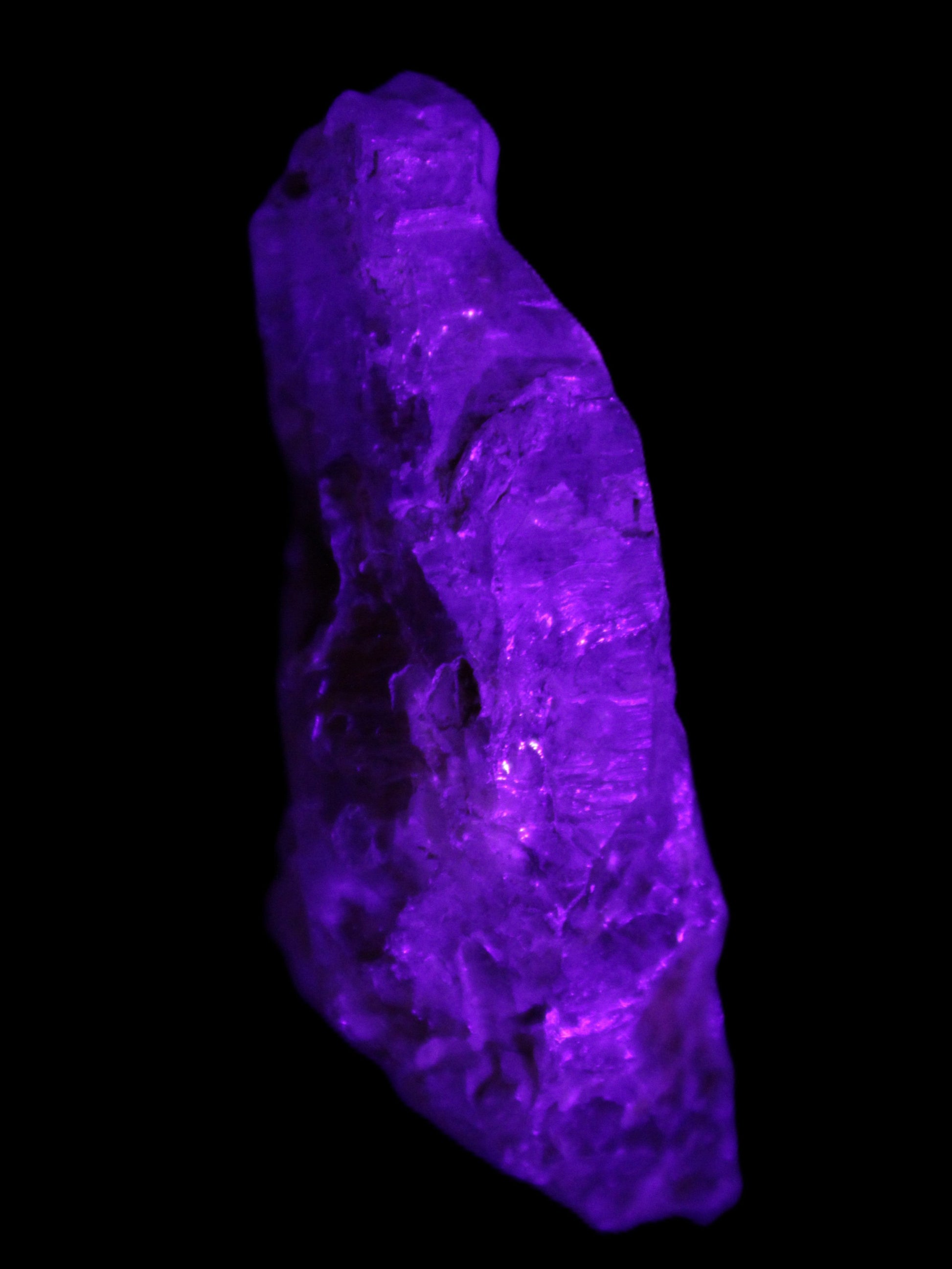 Fenster Golden Diamond Quartz with hydrocarbons & enhydros 33-50mm 10-14.3g in UV light - Rocks and Things Store