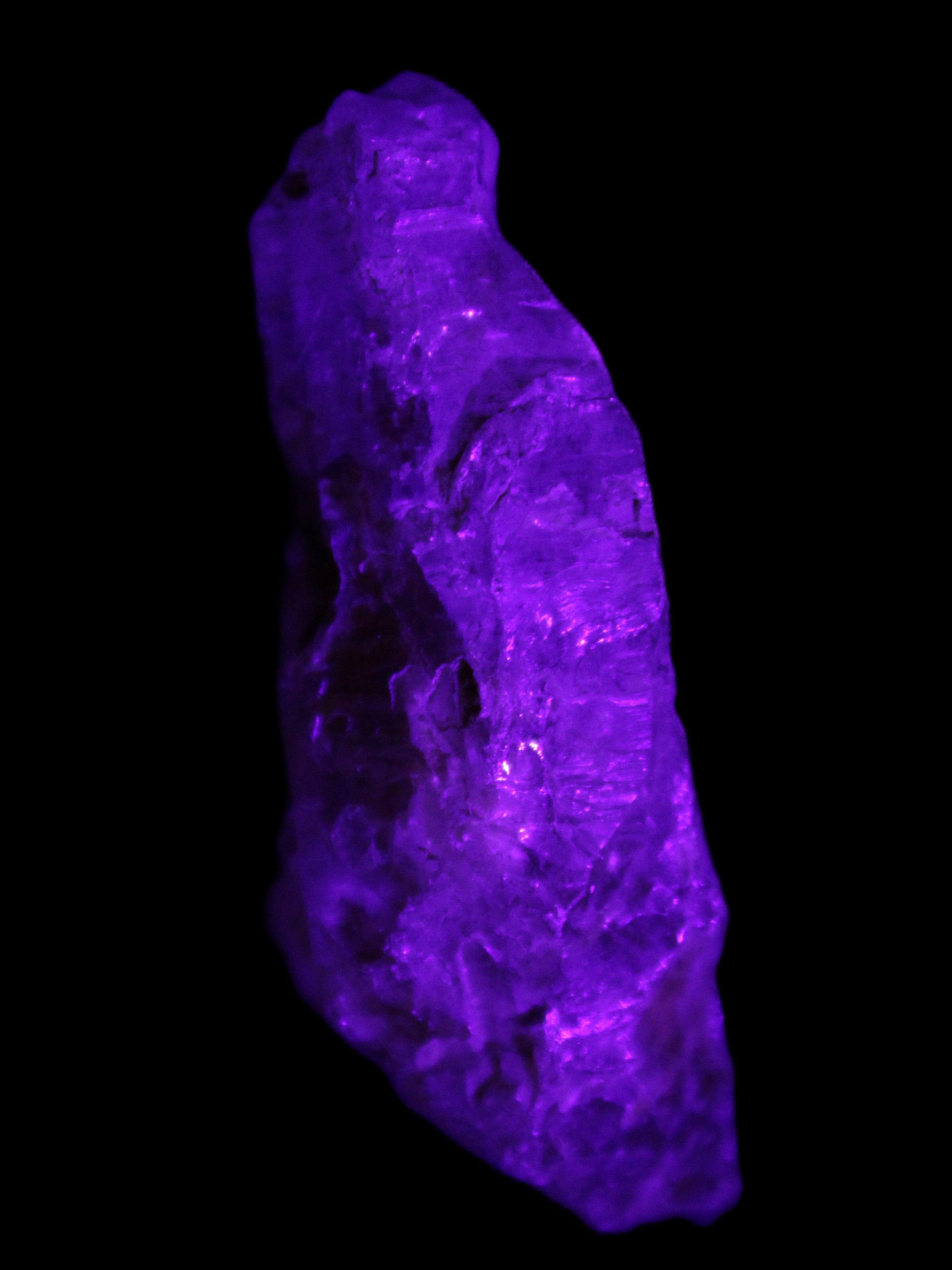 Fenster Golden Diamond Quartz with hydrocarbons & enhydros 33-50mm 10-14.3g in UV light - Rocks and Things Store