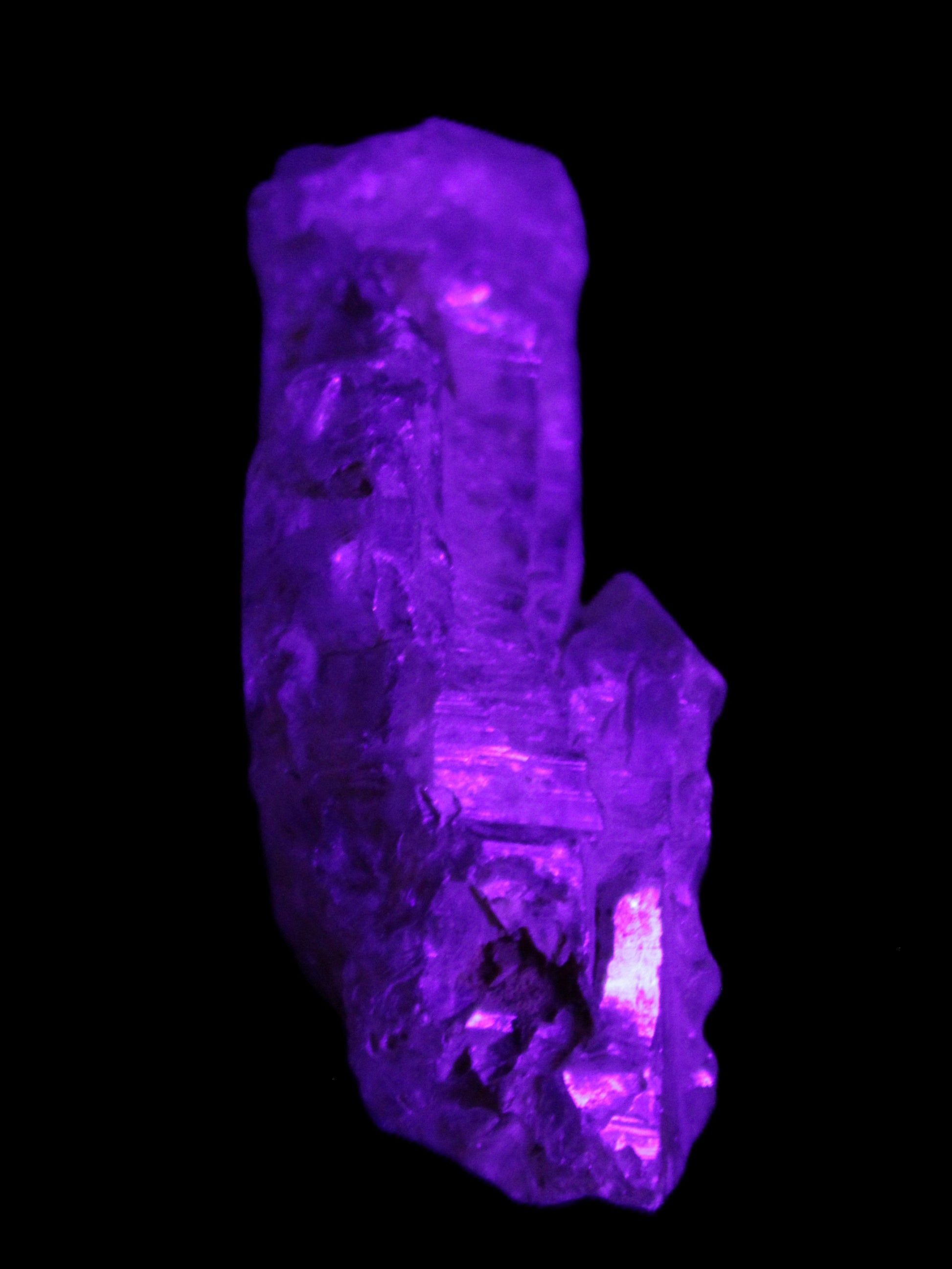 Fenster Golden Diamond Quartz with hydrocarbons & enhydros 33-50mm 10-14.3g in UV light