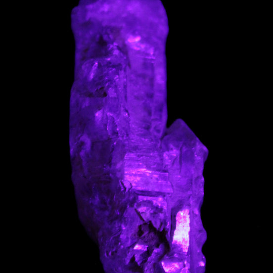 Fenster Golden Diamond Quartz with hydrocarbons & enhydros 33-50mm 10-14.3g in UV light