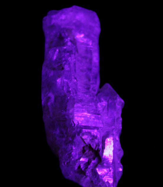 Fenster Golden Diamond Quartz with hydrocarbons & enhydros 33-50mm 10-14.3g in UV light