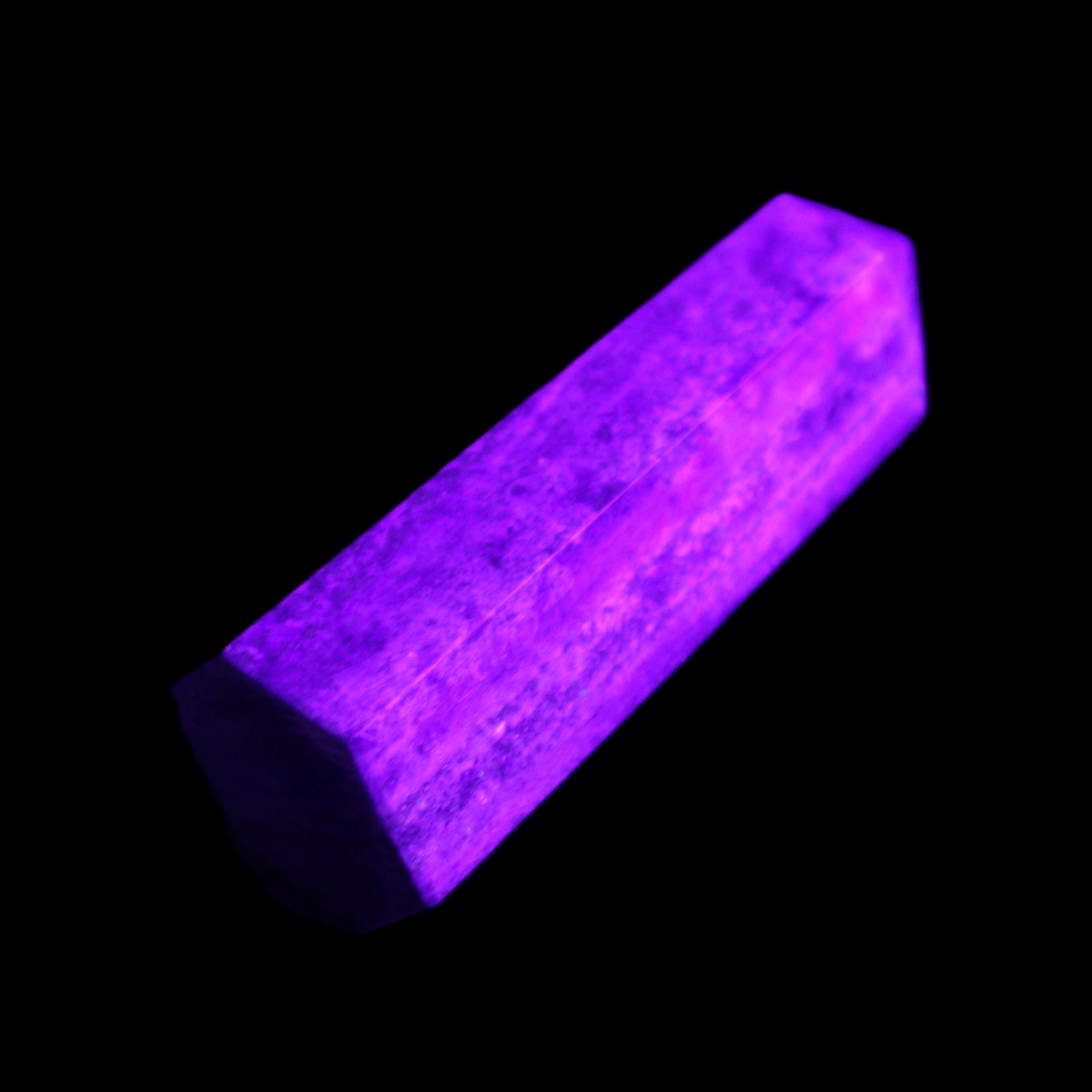 Lapis Lazuli wand 77mm 85g in UV light - Rocks and Things Store