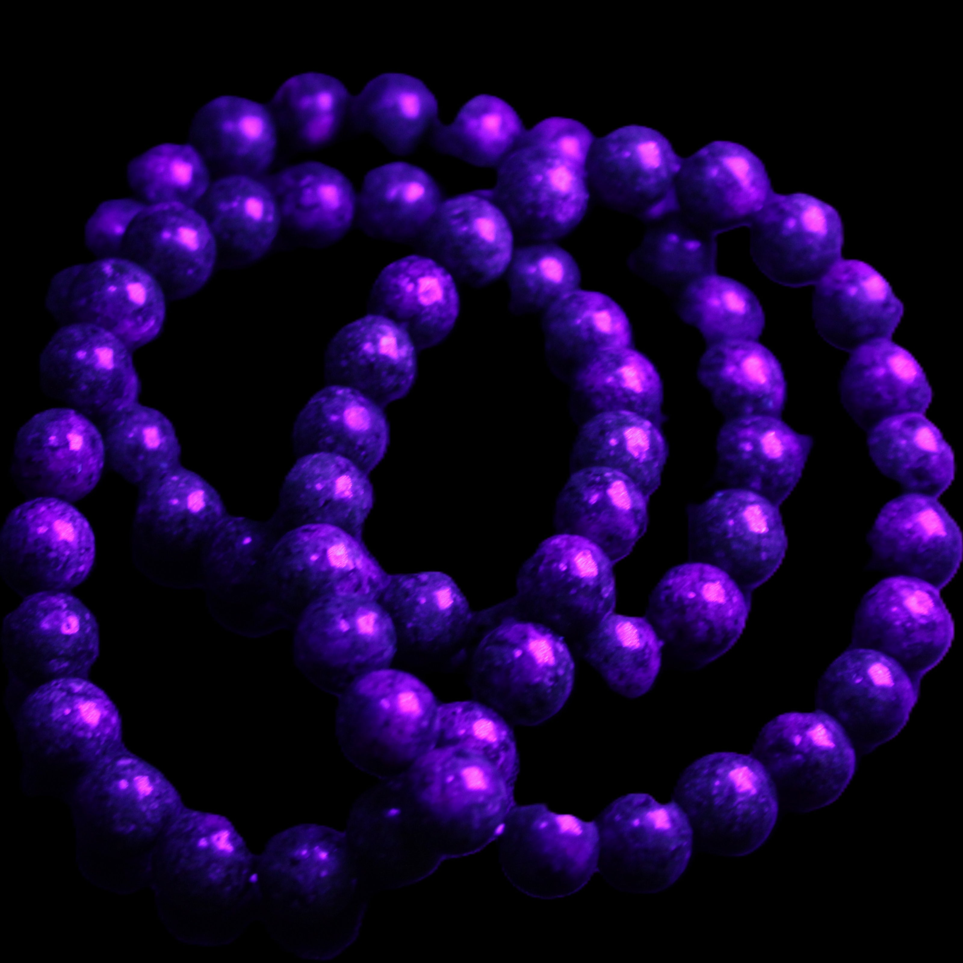 Zoisite medium elastic bracelet 18g in UV light - Rocks and Things Store