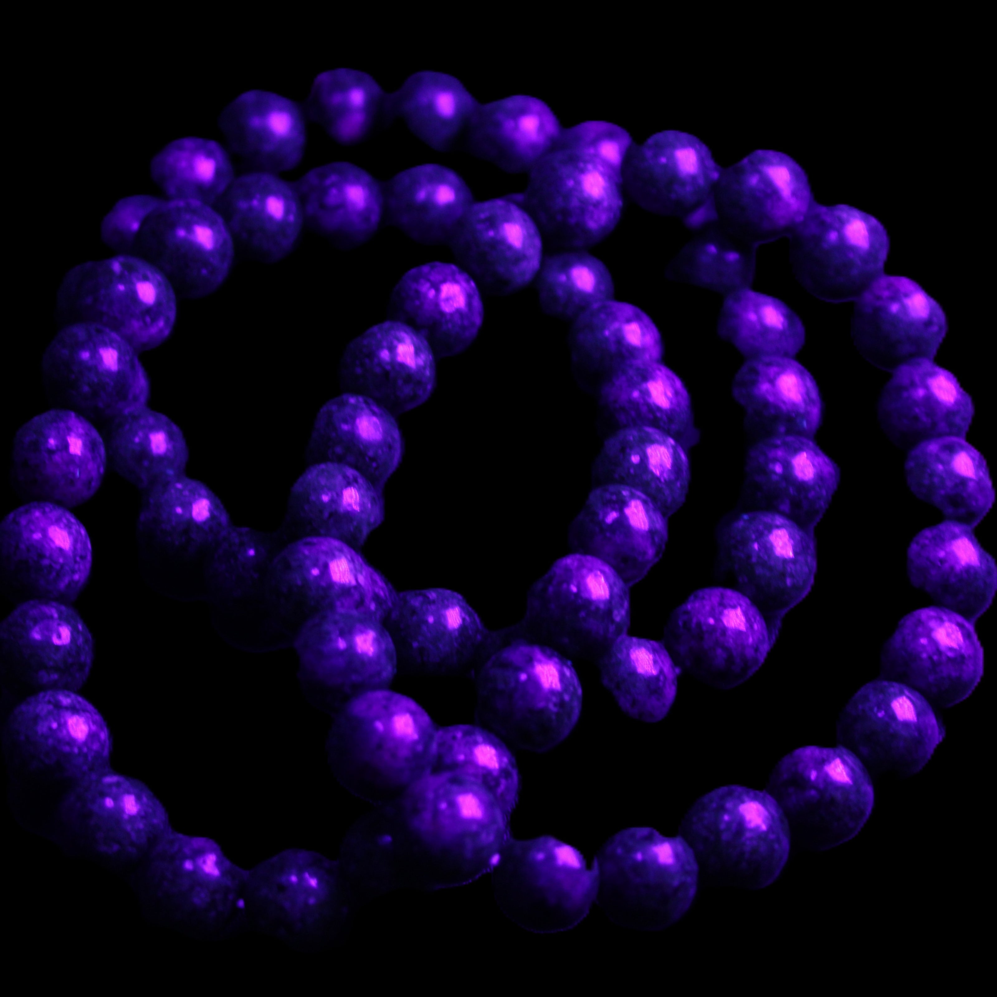 Zoisite medium elastic bracelet 18g in UV light - Rocks and Things Store