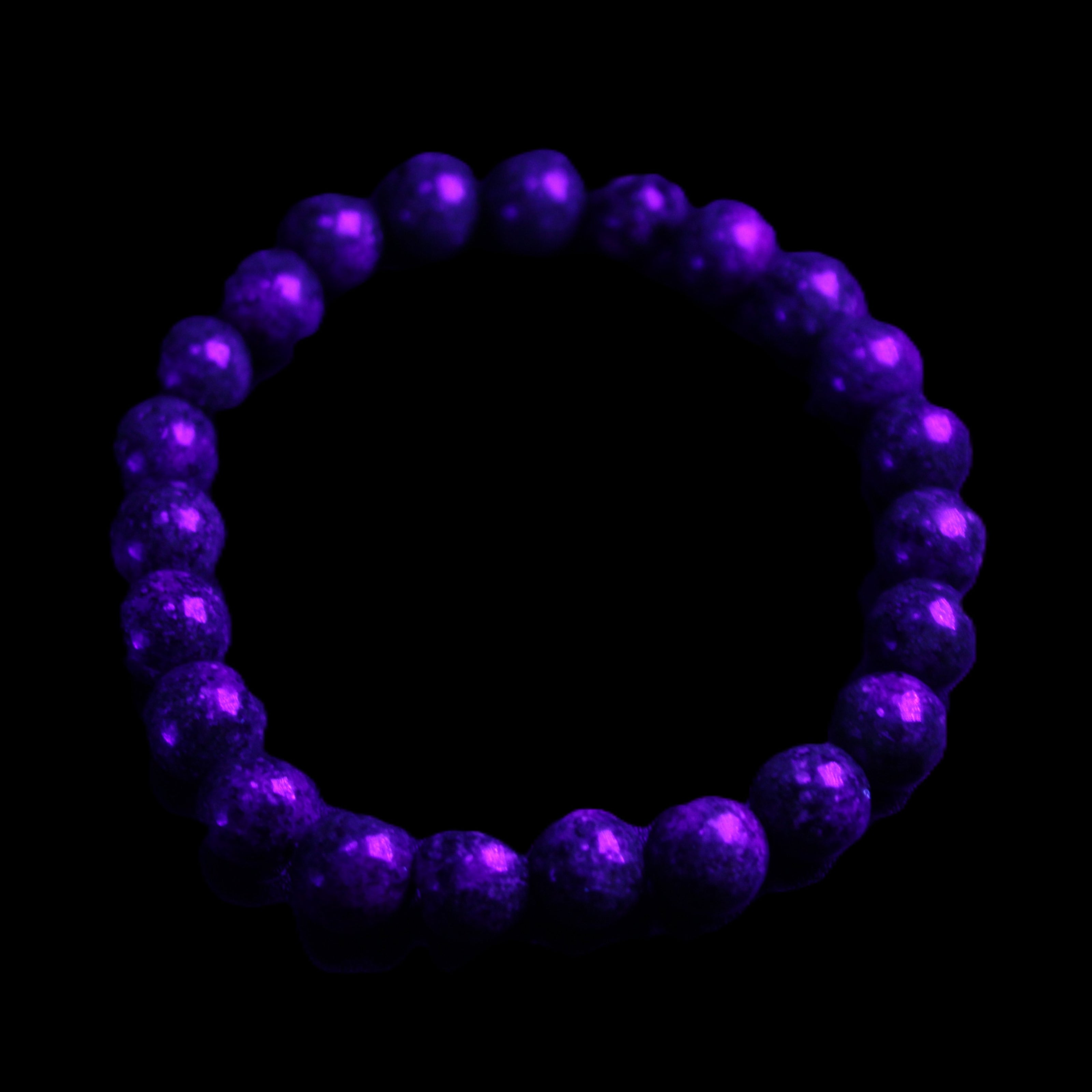 Zoisite medium elastic bracelet 18g in UV light - Rocks and Things Store