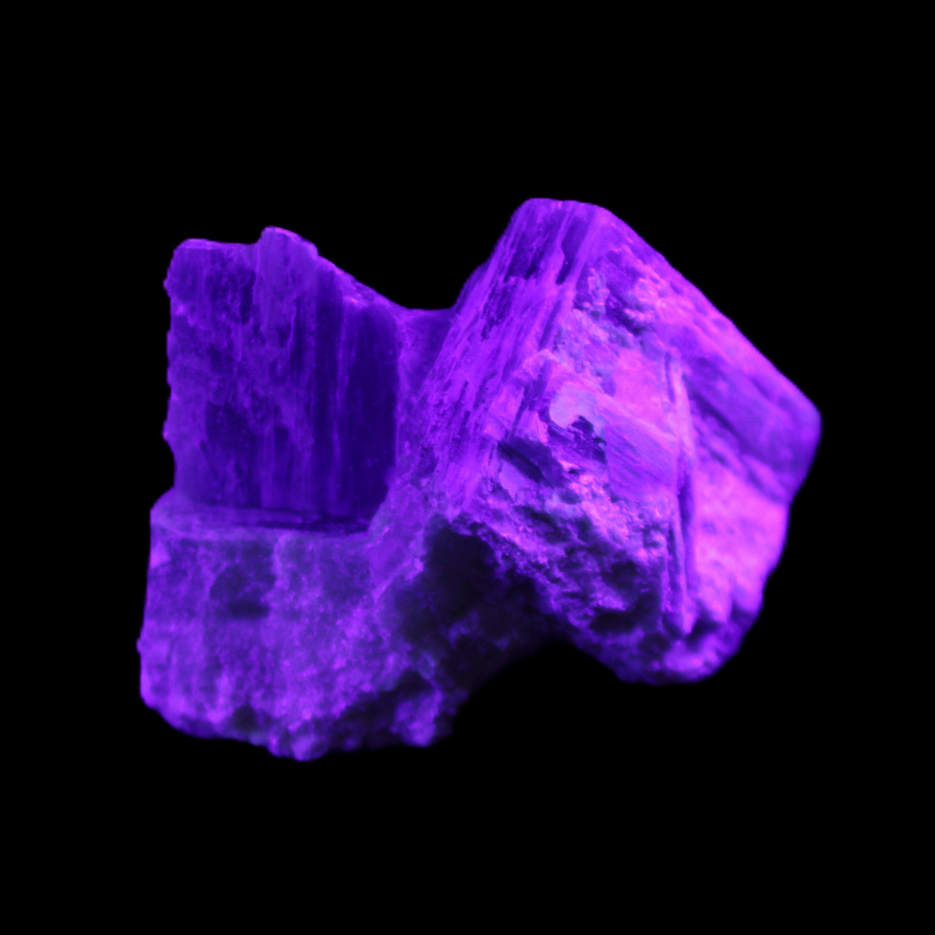 Kyanite blade cluster on Quartz 49*22*30mm 40g in UV light - Rocks and Things Store