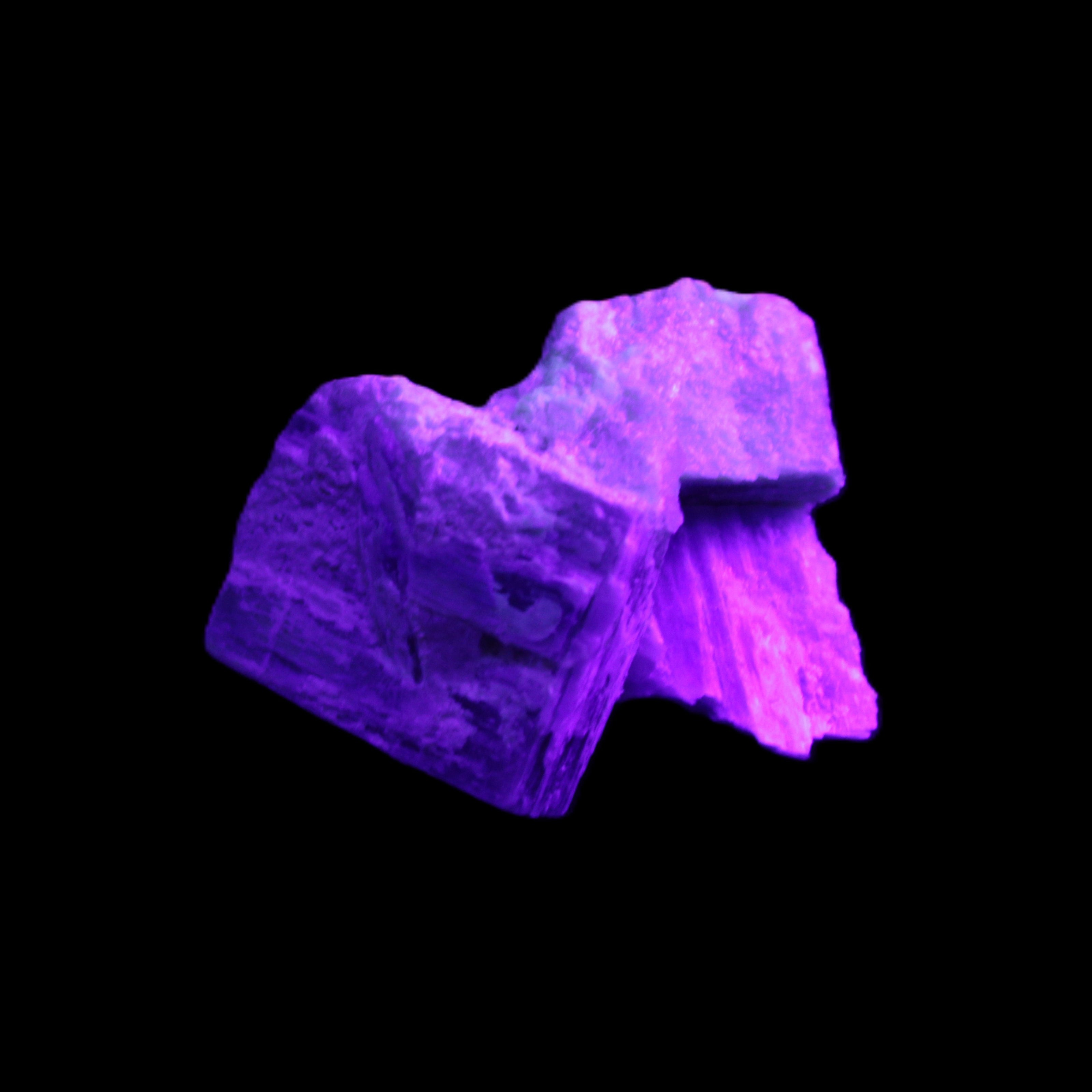 Kyanite blade cluster on Quartz 49*22*30mm 40g in UV light - Rocks and Things Store