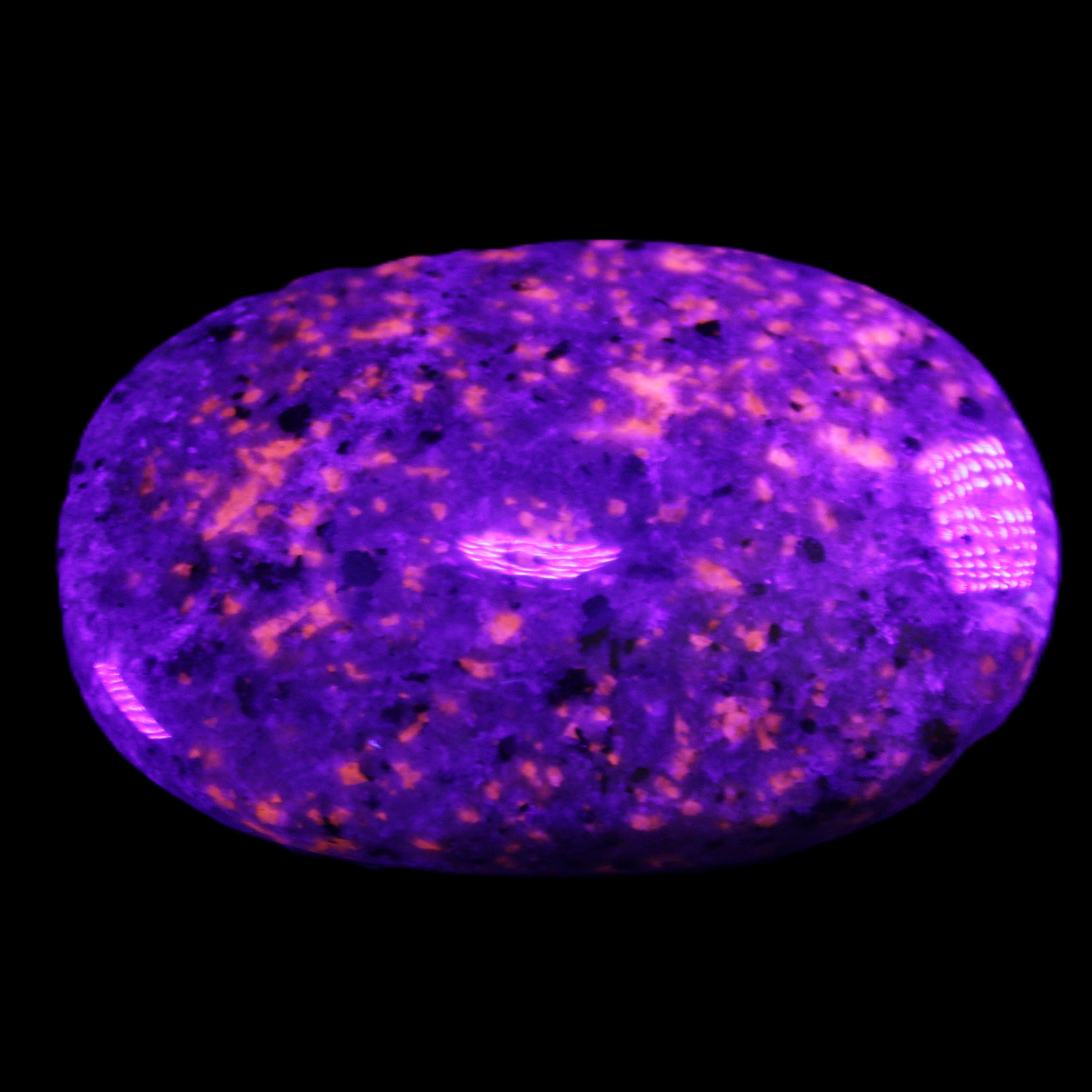 Yooperlite stone 18*39*60mm 71/75g in UV light - Rocks and Things Store
