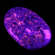 Yooperlite stone 18*39*60mm 71/75g in UV light - Rocks and Things Store