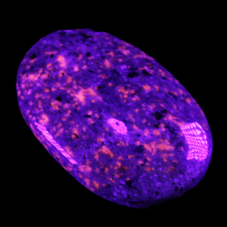 Yooperlite stone 18*39*60mm 71/75g in UV light - Rocks and Things Store