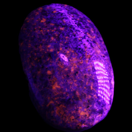 Yooperlite stone 18*39*60mm 71/75g in UV light - Rocks and Things Store