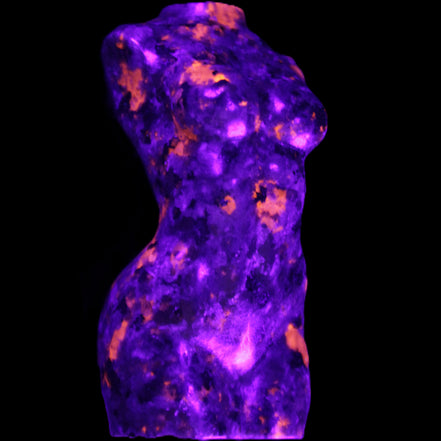 Yooperlite hand carved goddess 40*80mm 156g in UV light - Rocks and Things Store