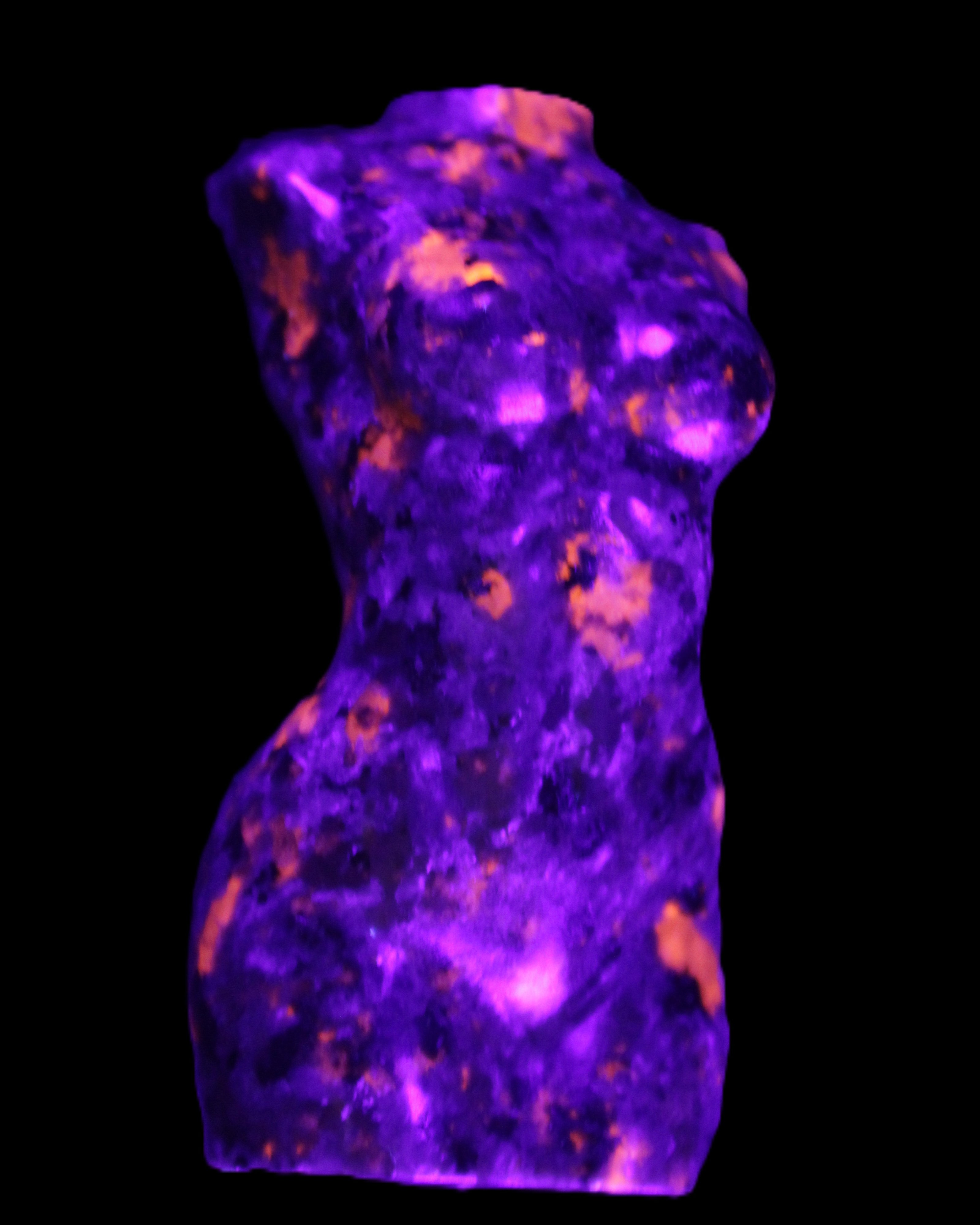 Yooperlite hand carved goddess 40*80mm 156g in UV light - Rocks and Things Store