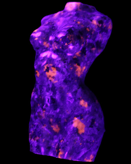 Yooperlite hand carved goddess 40*80mm 156g in UV light - Rocks and Things Store