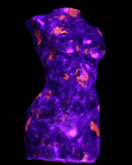Yooperlite hand carved goddess 40*80mm 156g in UV light - Rocks and Things Store