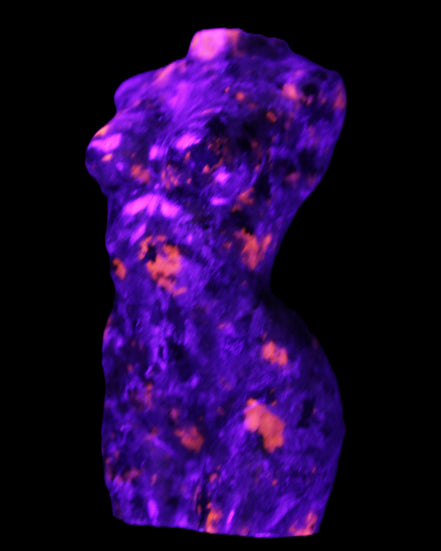 Yooperlite hand carved goddess 40*80mm 156g in UV light - Rocks and Things Store