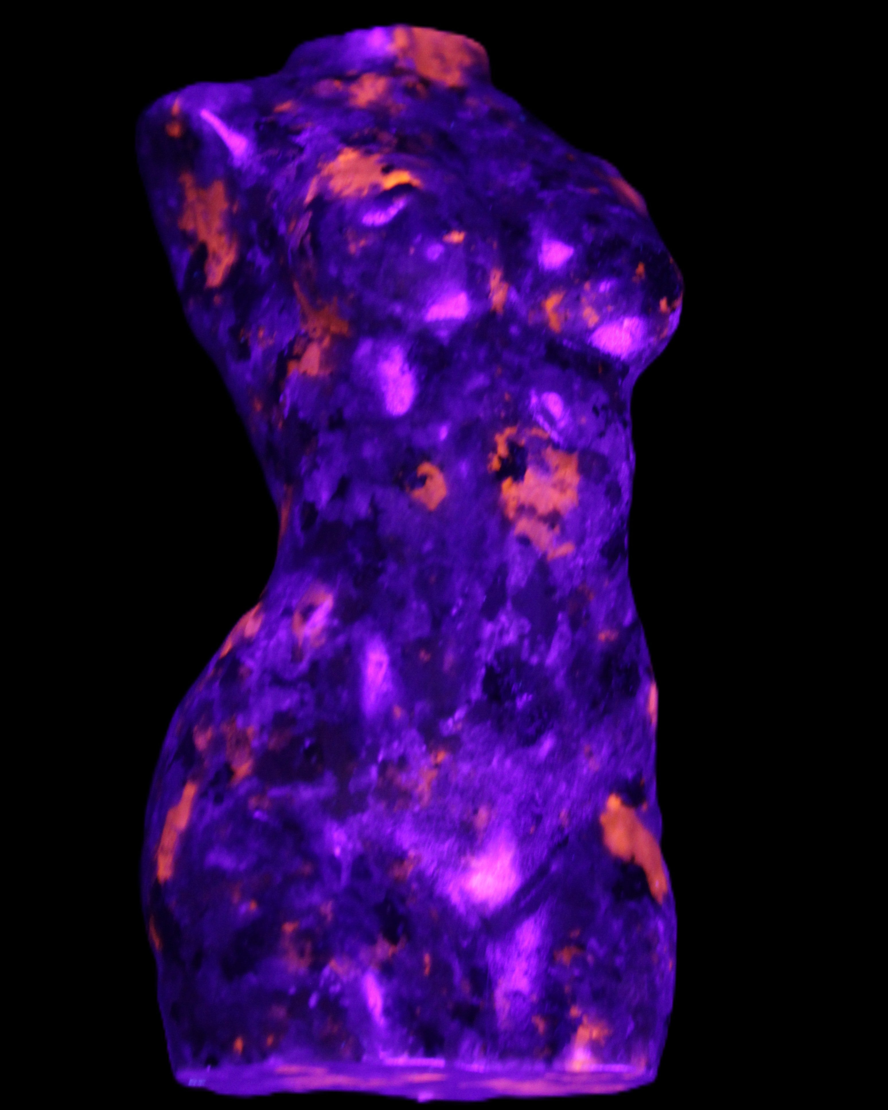 Yooperlite hand carved goddess 40*80mm 156g in UV light - Rocks and Things Store