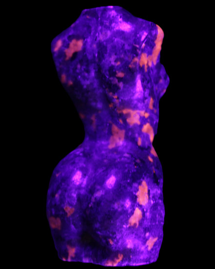 Yooperlite hand carved goddess 38*79mm 135g in UV light - Rocks and Things Store
