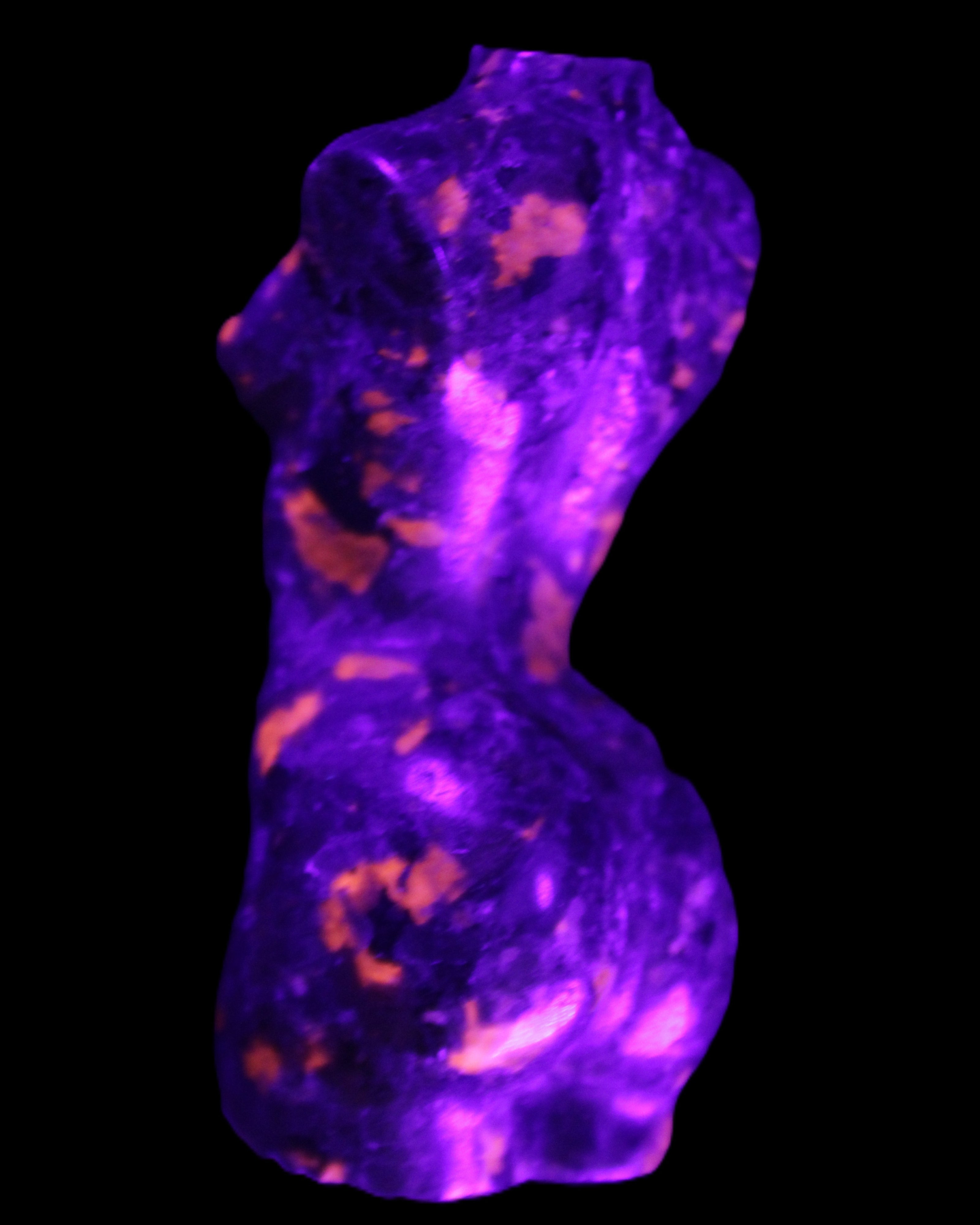 Yooperlite hand carved goddess 38*79mm 135g in UV light - Rocks and Things Store
