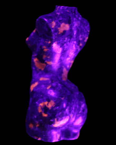 Yooperlite hand carved goddess 38*79mm 135g in UV light - Rocks and Things Store
