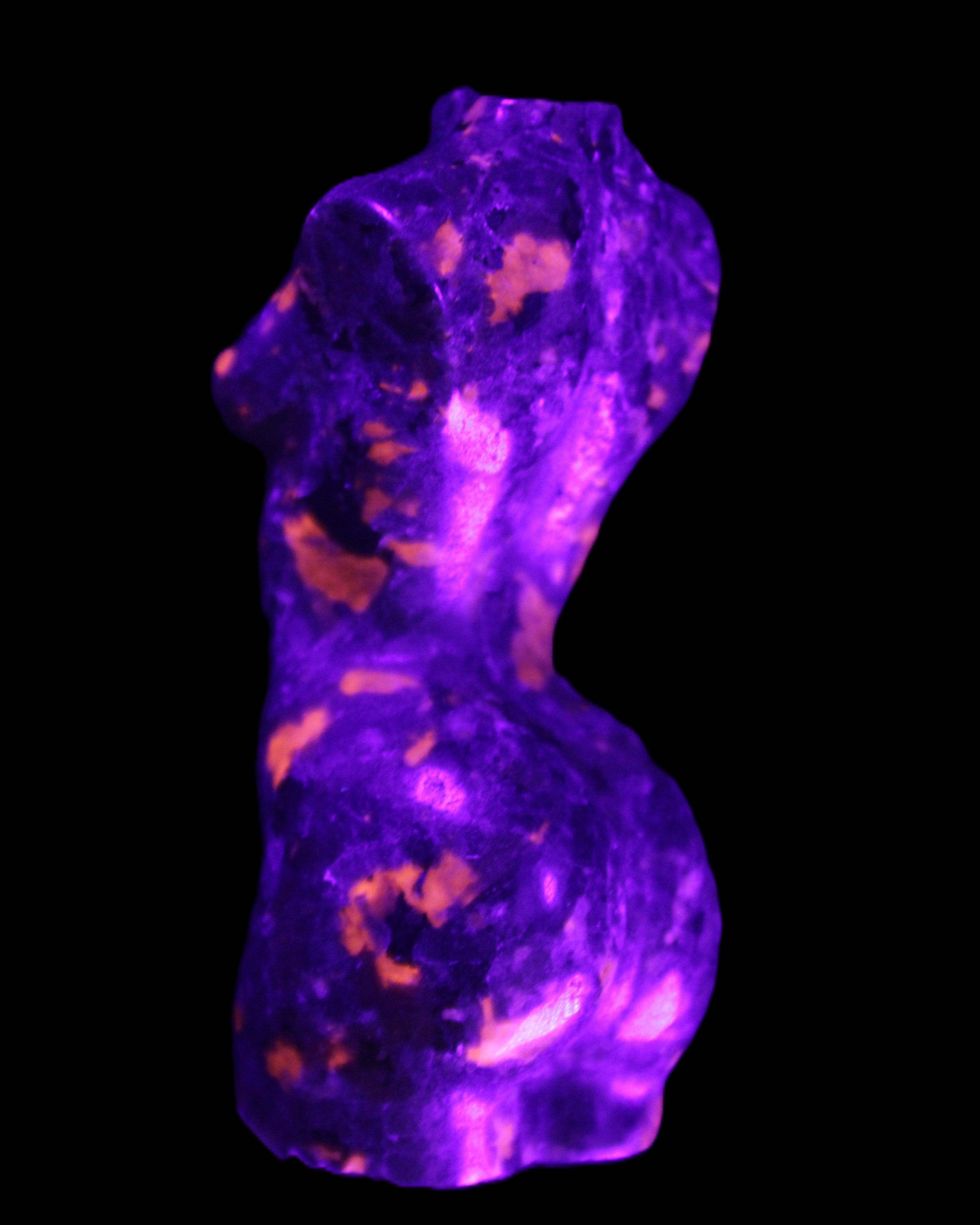 Yooperlite hand carved goddess 38*79mm 135g in UV light - Rocks and Things Store