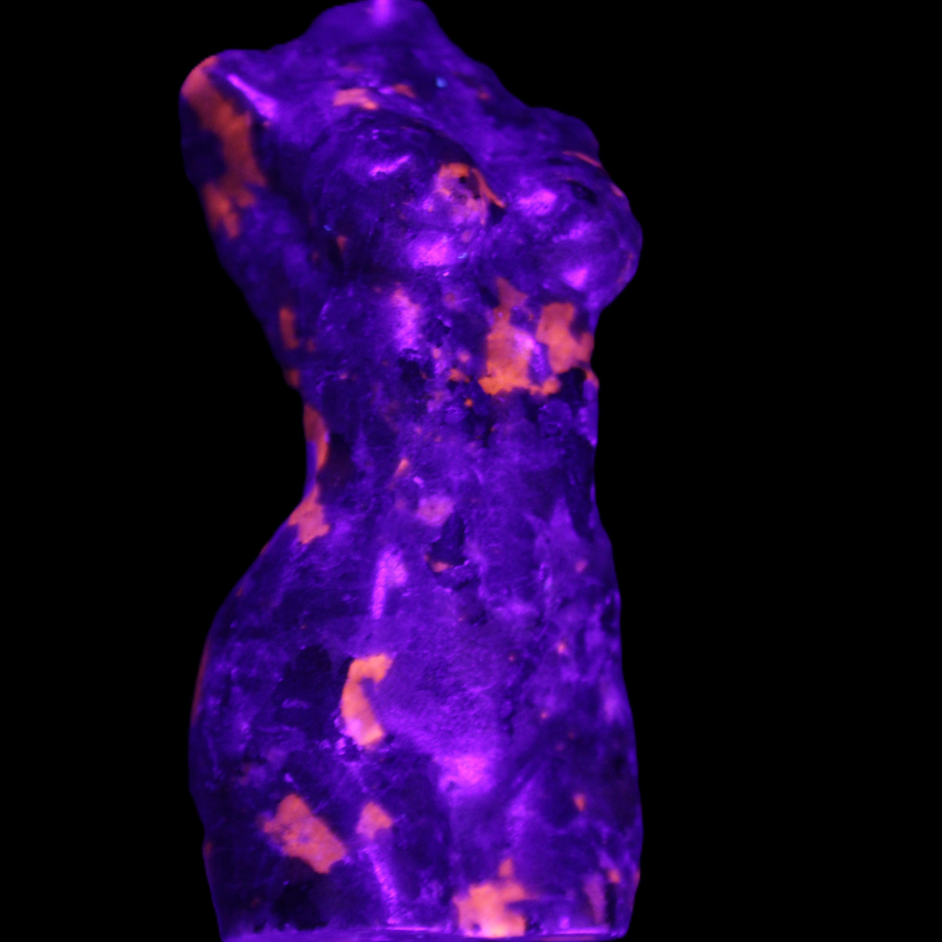 Yooperlite hand carved goddess 38*79mm 135g in UV light - Rocks and Things Store