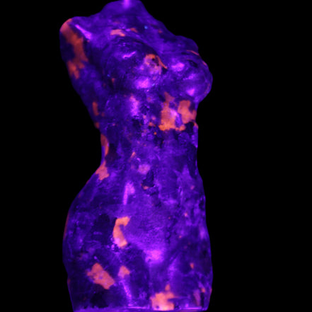 Yooperlite hand carved goddess 38*79mm 135g in UV light - Rocks and Things Store