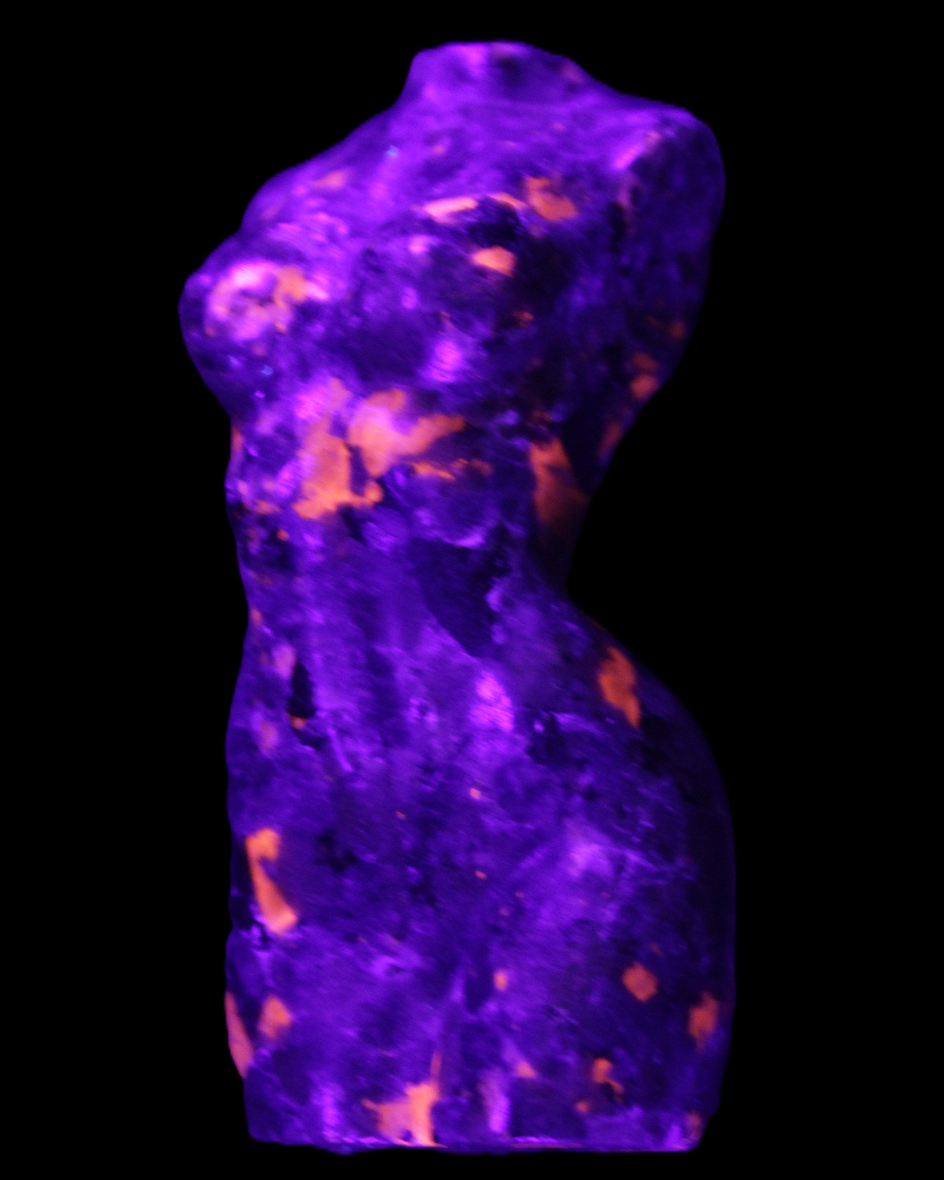 Yooperlite hand carved goddess 38*79mm 135g in UV light - Rocks and Things Store