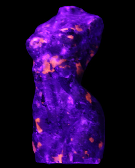 Yooperlite hand carved goddess 38*79mm 135g in UV light - Rocks and Things Store