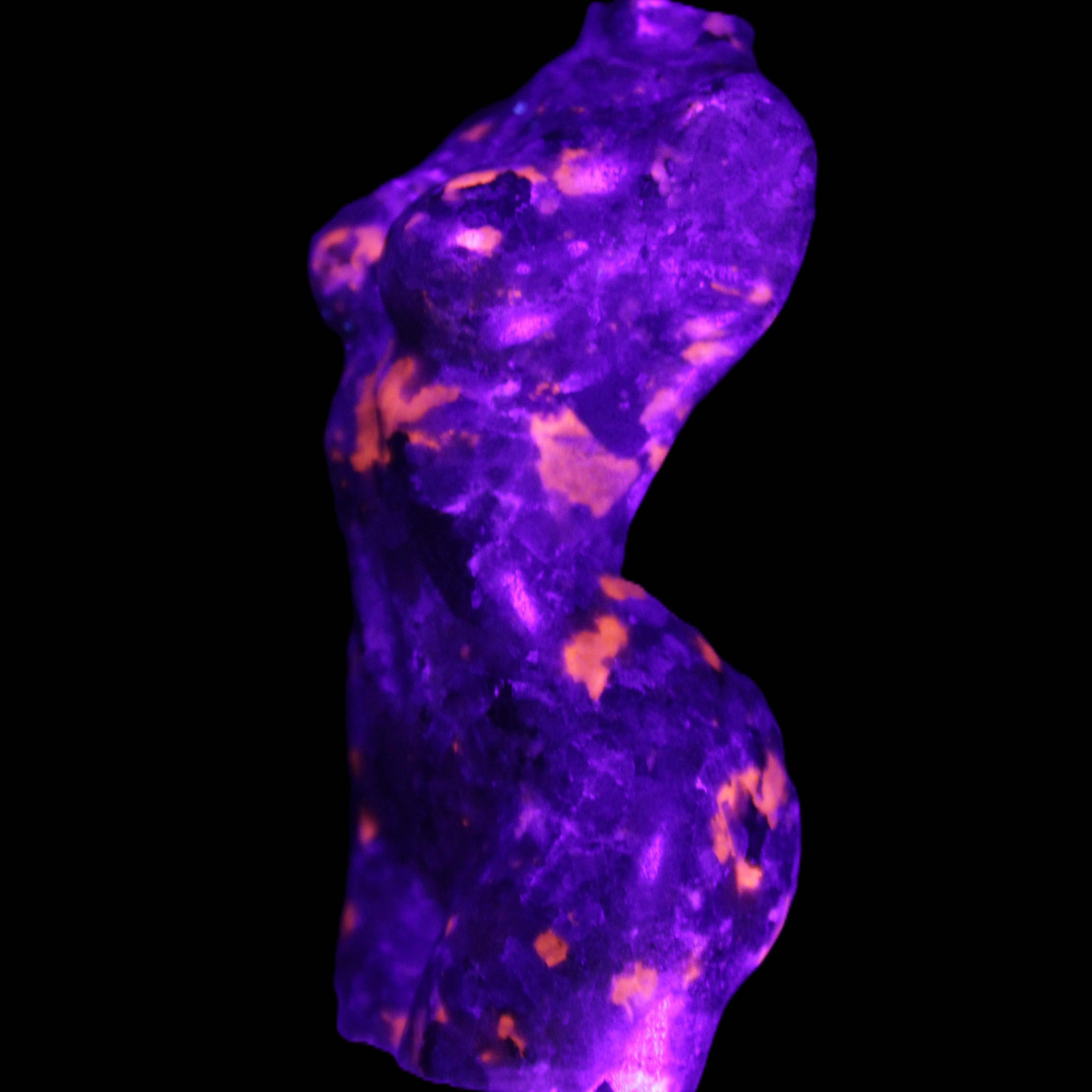 Yooperlite hand carved goddess 38*79mm 135g in UV light - Rocks and Things Store