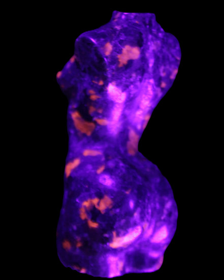 Yooperlite hand carved goddess 38*79mm 135g in UV light - Rocks and Things Store