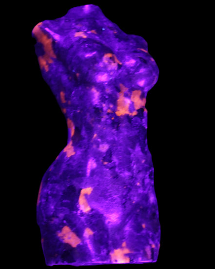 Yooperlite hand carved goddess 38*79mm 135g in UV light - Rocks and Things Store