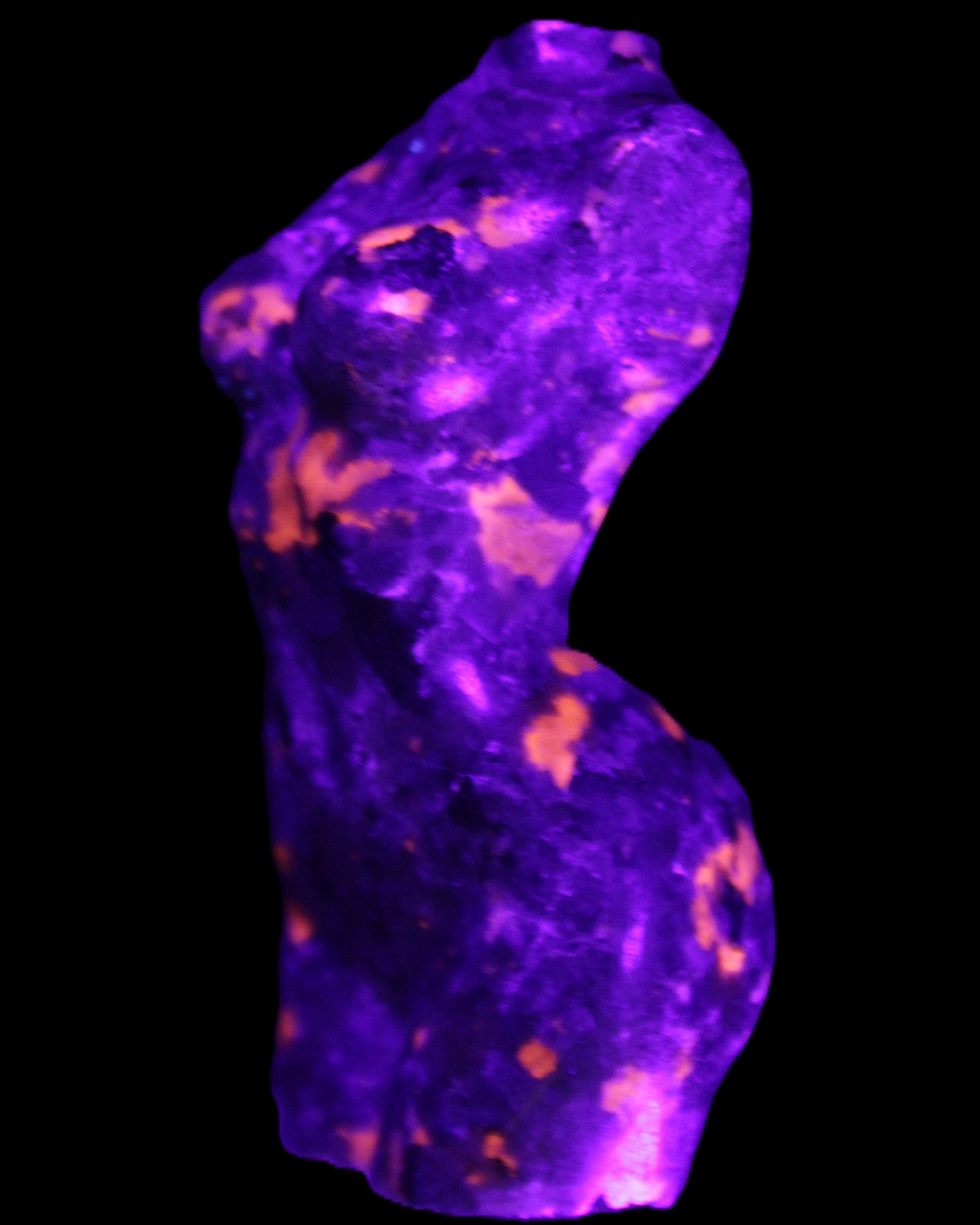 Yooperlite hand carved goddess 38*79mm 135g in UV light - Rocks and Things Store