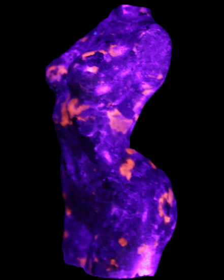 Yooperlite hand carved goddess 38*79mm 135g in UV light - Rocks and Things Store