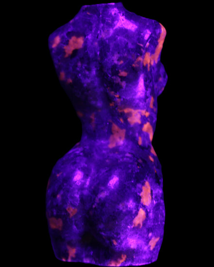 Yooperlite hand carved goddess 38*79mm 135g in UV light - Rocks and Things Store