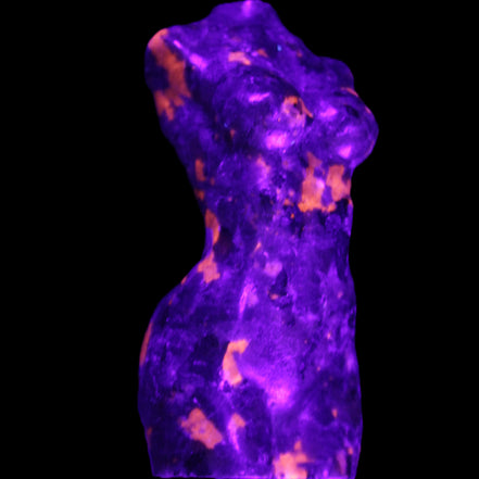 Yooperlite hand carved goddess 38*79mm 135g in UV light - Rocks and Things Store