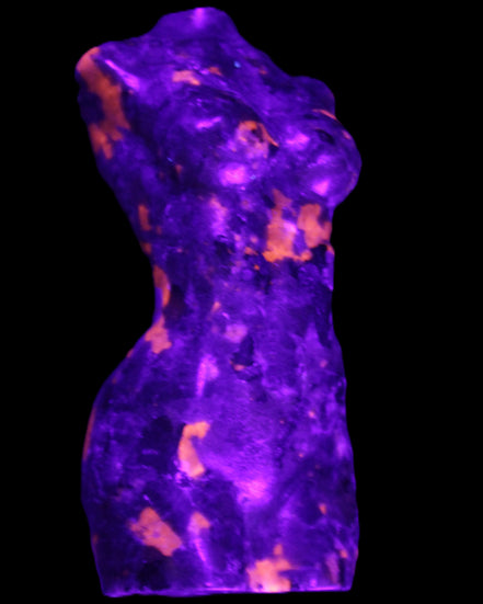 Yooperlite hand carved goddess 38*79mm 135g in UV light - Rocks and Things Store