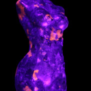 Yooperlite hand carved goddess 38*79mm 135g in UV light - Rocks and Things Store