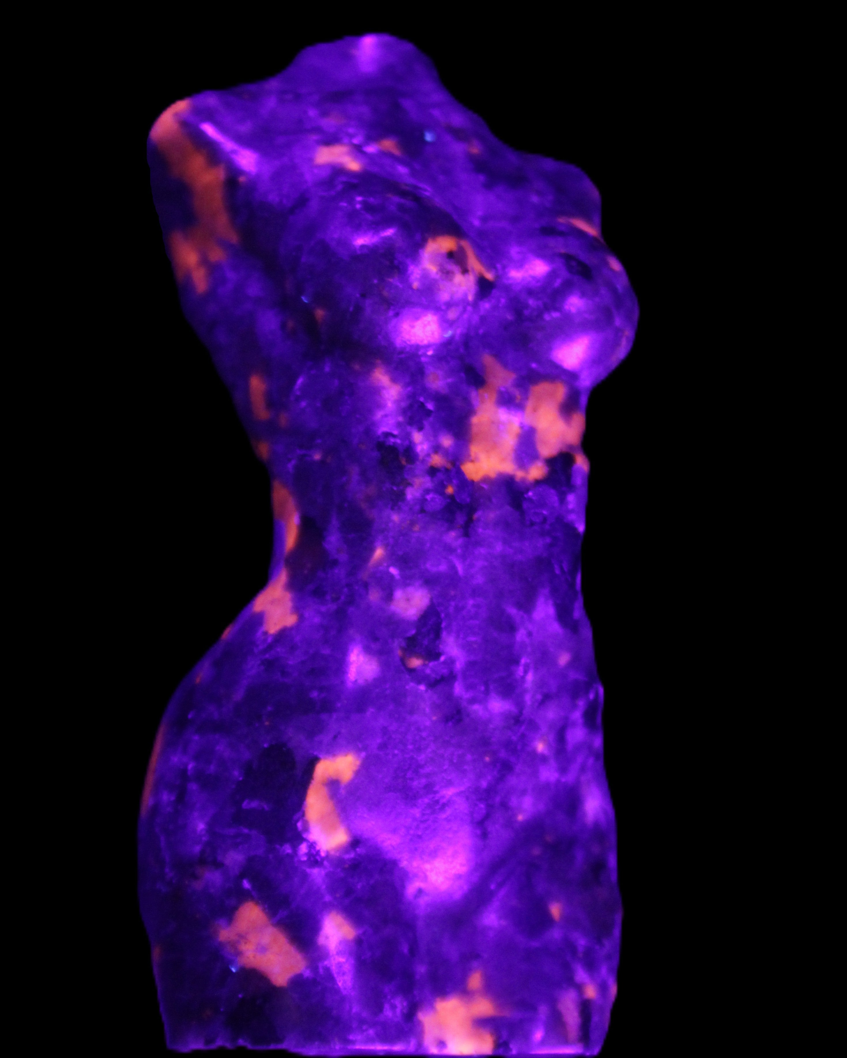 Yooperlite hand carved goddess 38*79mm 135g in UV light - Rocks and Things Store
