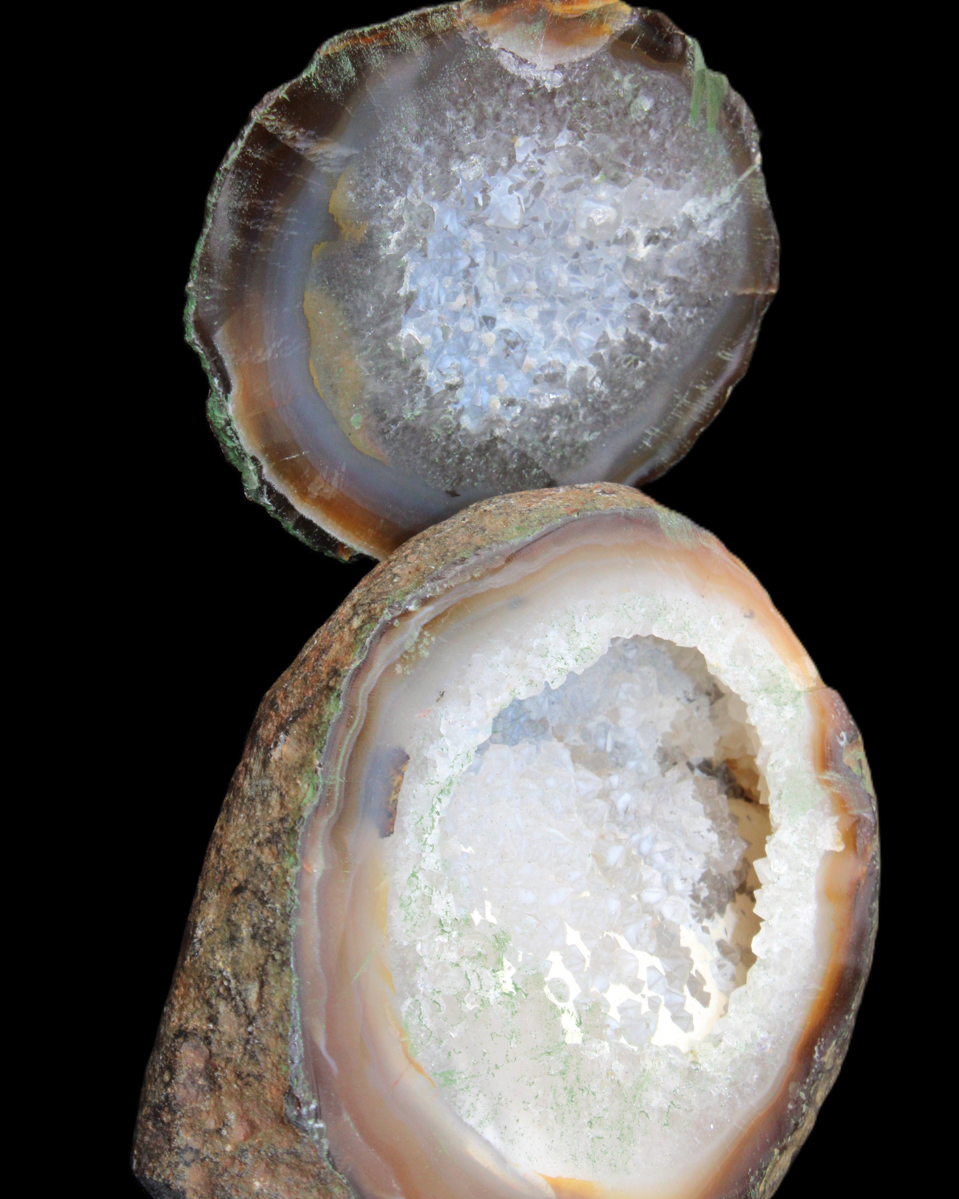 Agate geode 92*80*36mm  (312+83g) 395g in sunlight - Rocks and Things Store