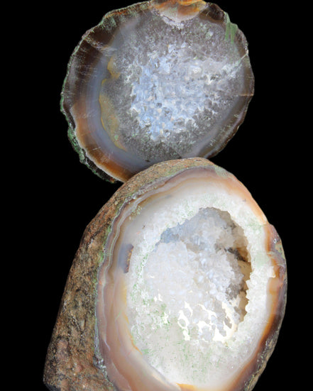 Agate geode 92*80*36mm  (312+83g) 395g in sunlight - Rocks and Things Store