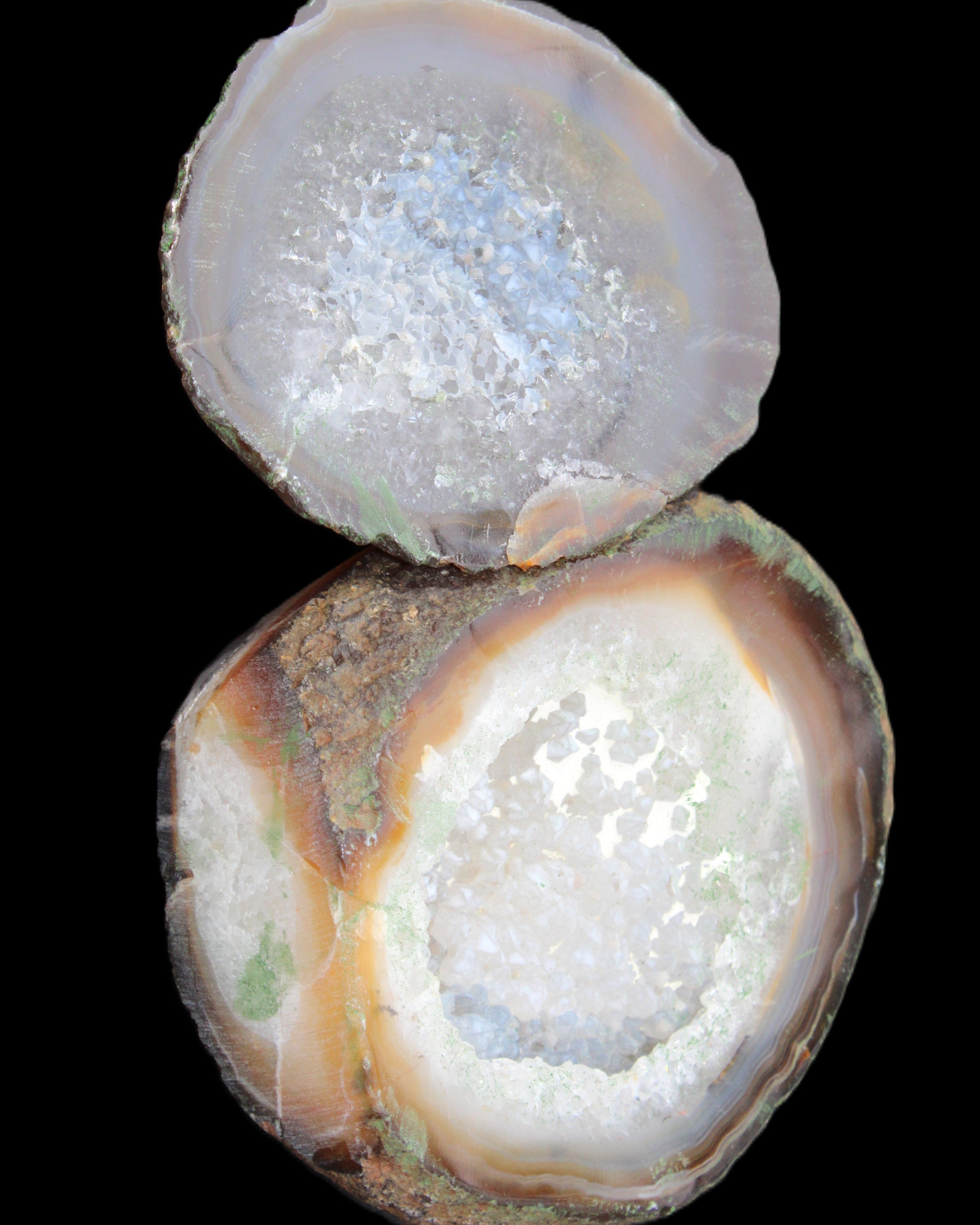 Agate geode 92*80*36mm  (312+83g) 395g in sunlight - Rocks and Things Store