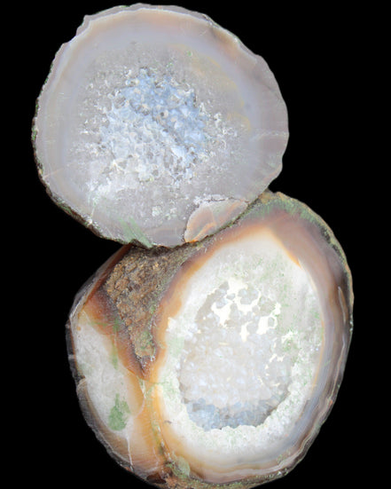 Agate geode 92*80*36mm  (312+83g) 395g in sunlight - Rocks and Things Store