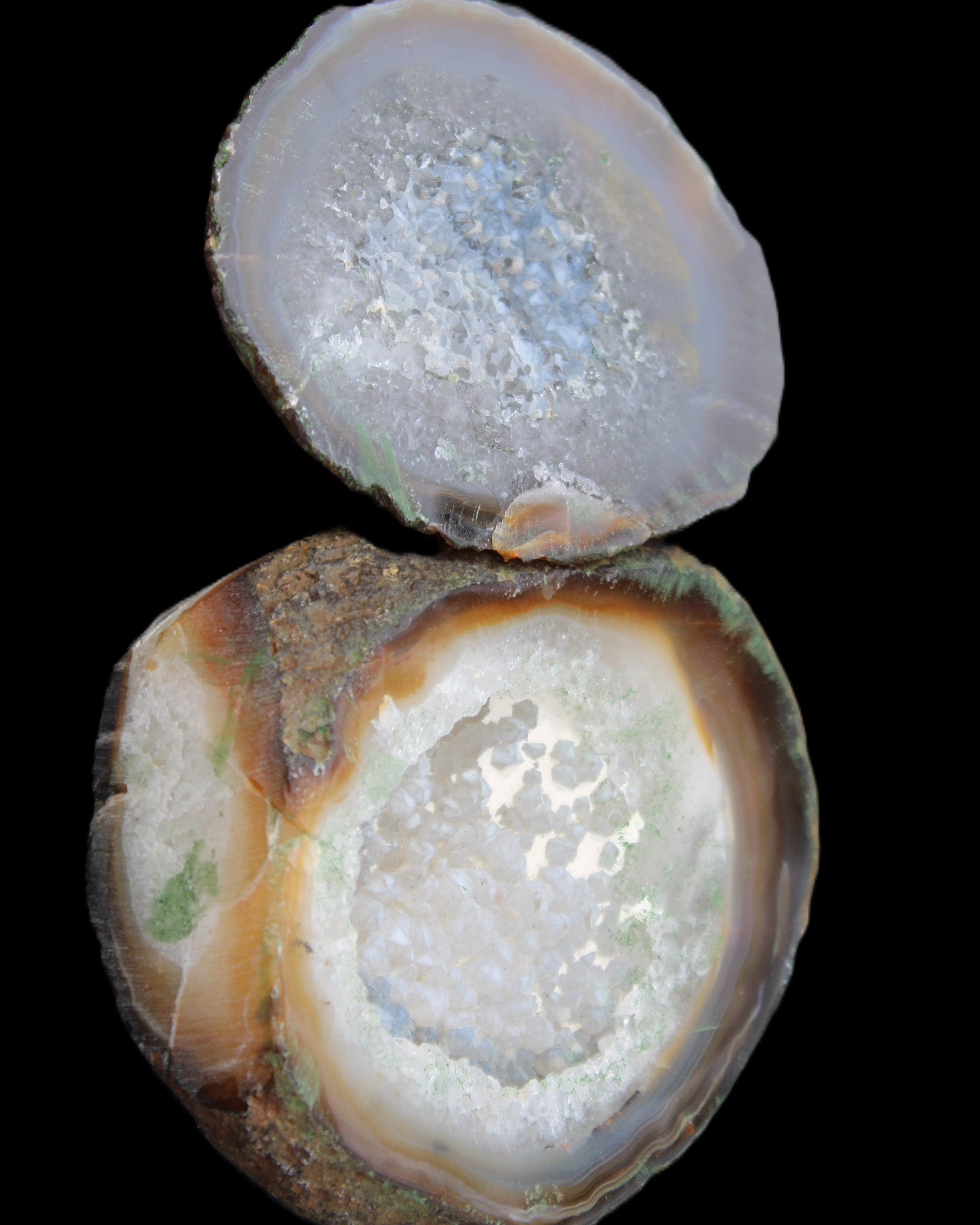 Agate geode 92*80*36mm  (312+83g) 395g in sunlight - Rocks and Things Store