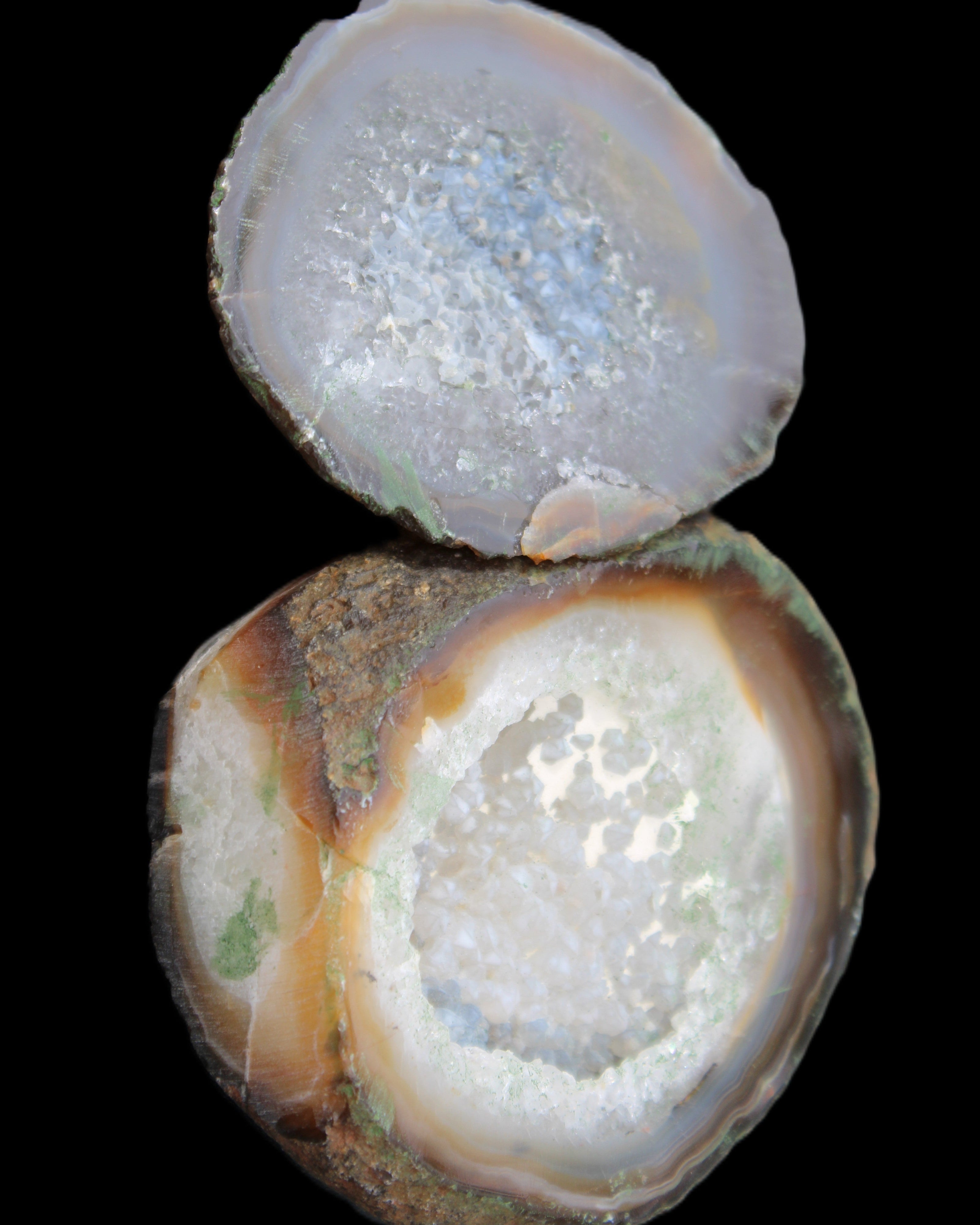 Agate geode 92*80*36mm  (312+83g) 395g in sunlight - Rocks and Things Store