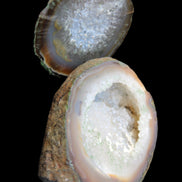 Agate geode 92*80*36mm  (312+83g) 395g in sunlight - Rocks and Things Store