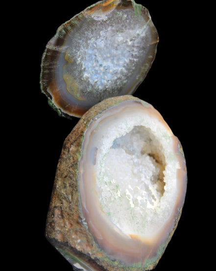 Agate geode 92*80*36mm  (312+83g) 395g in sunlight - Rocks and Things Store