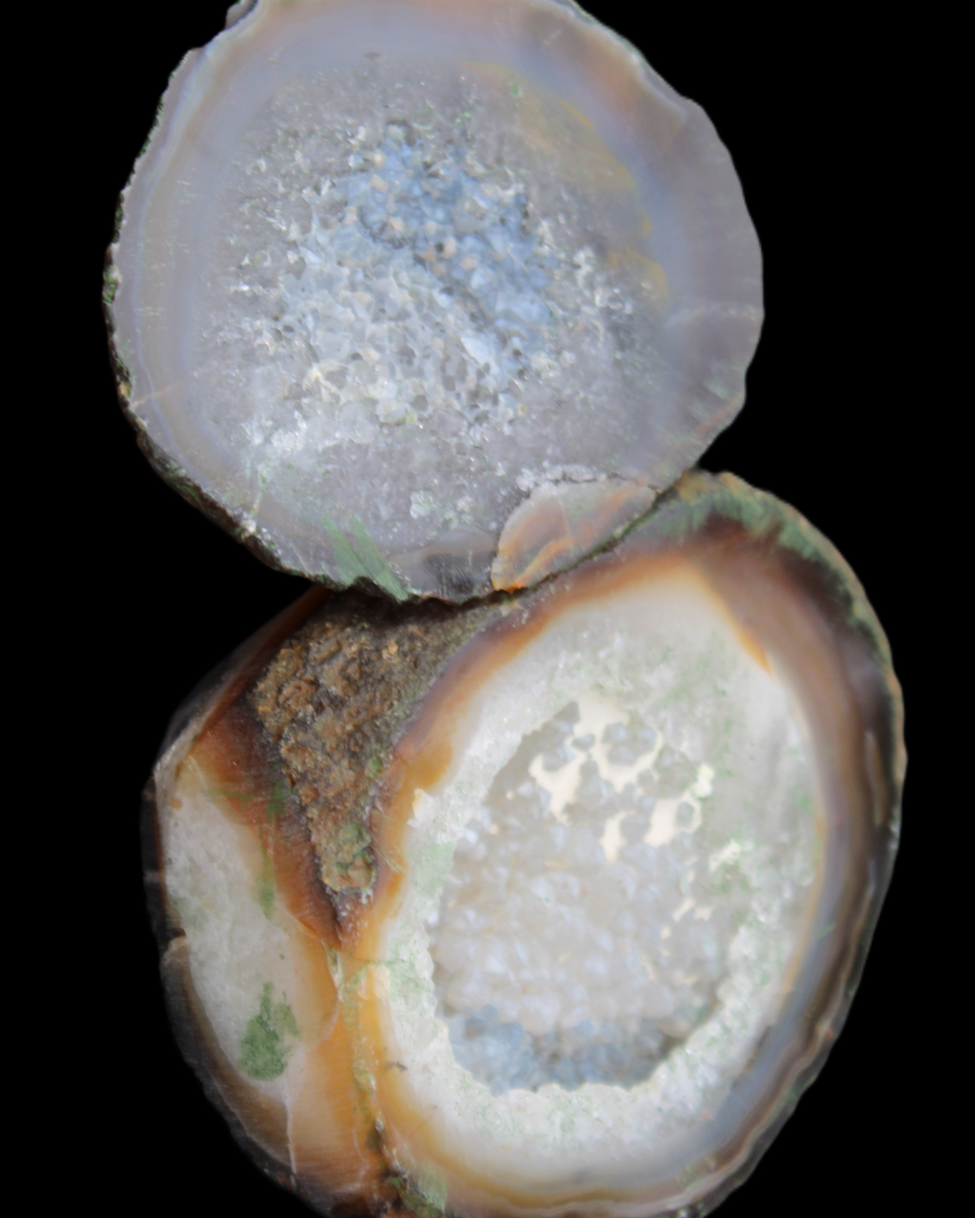Agate geode 92*80*36mm  (312+83g) 395g in sunlight - Rocks and Things Store