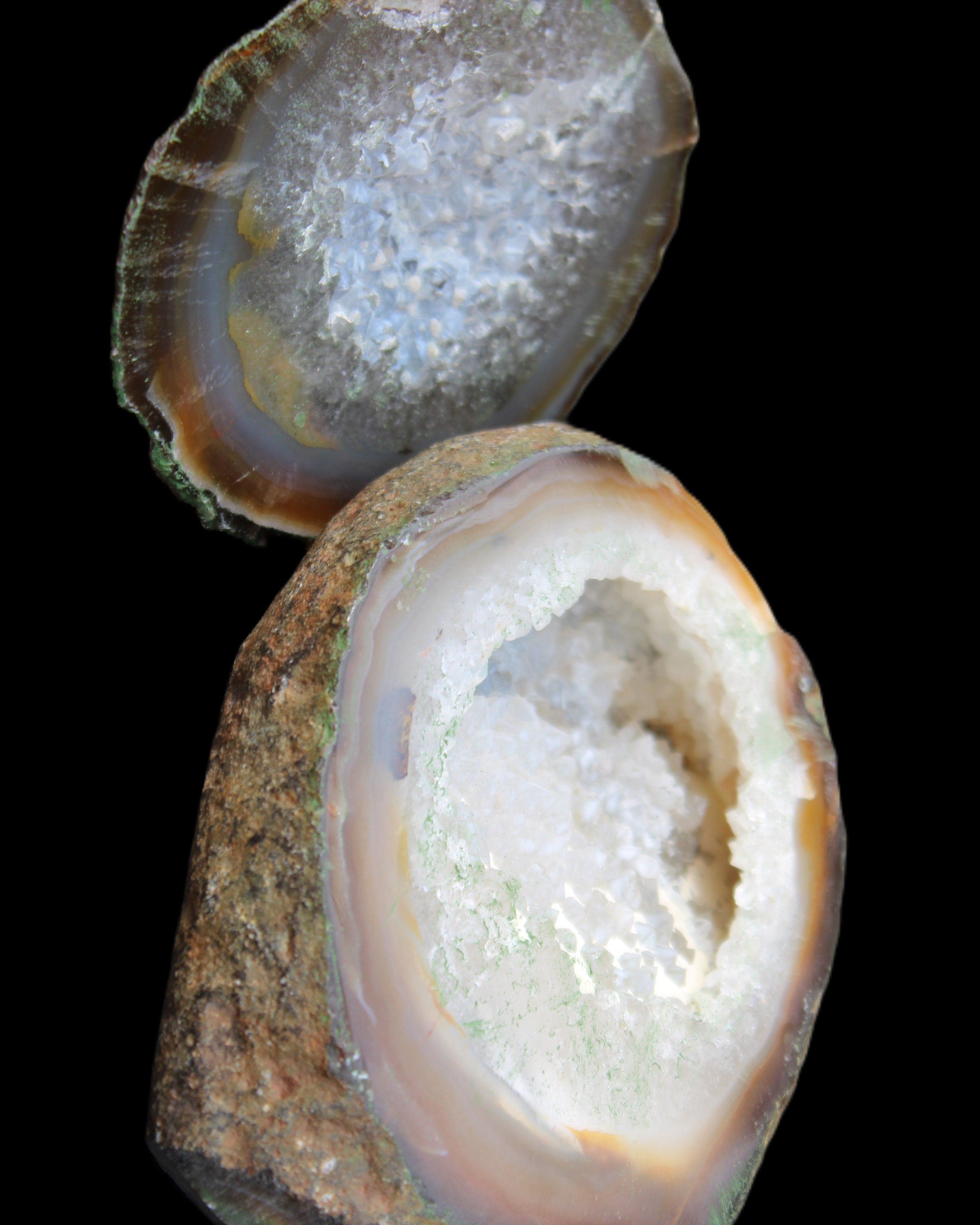 Agate geode 92*80*36mm  (312+83g) 395g in sunlight - Rocks and Things Store