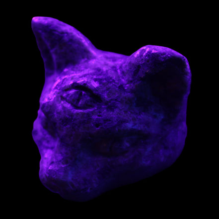 Yooperlite hand-carved Cat head 50*49mm 115g in UV light - Rocks and Things Store